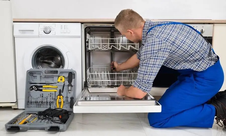 Yenimahalle Smeg servisi teknisyen ekibi beyaz eşya tamiri yaparken